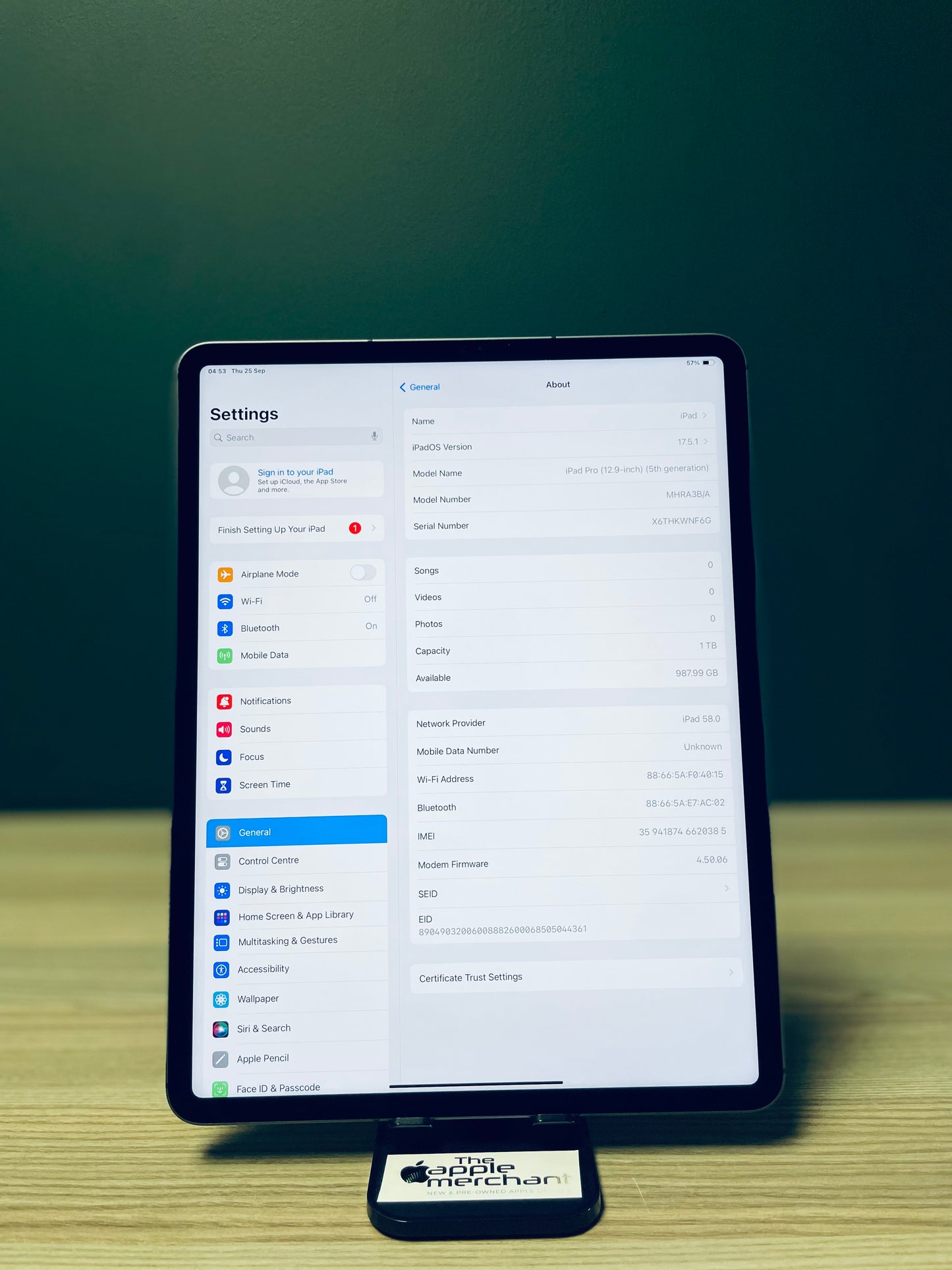 iPad Pro 12.9-inch M1 | Wi-Fi + Cellular | 1TB + Logitech Keyboard - Space Grey (Pre-owned)