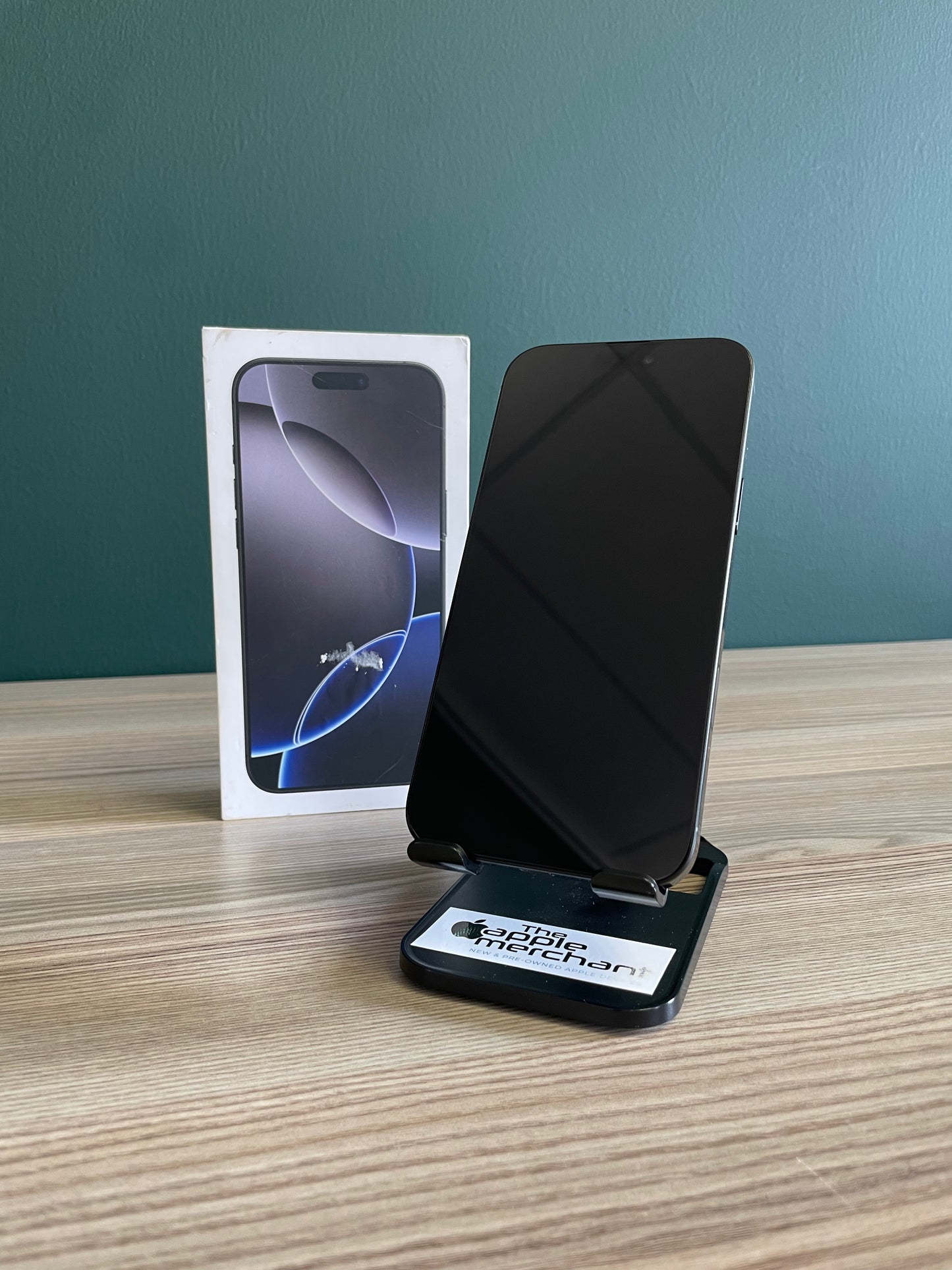 iPhone 16 Pro Max 256GB - Black Titanium (Pre-owned)