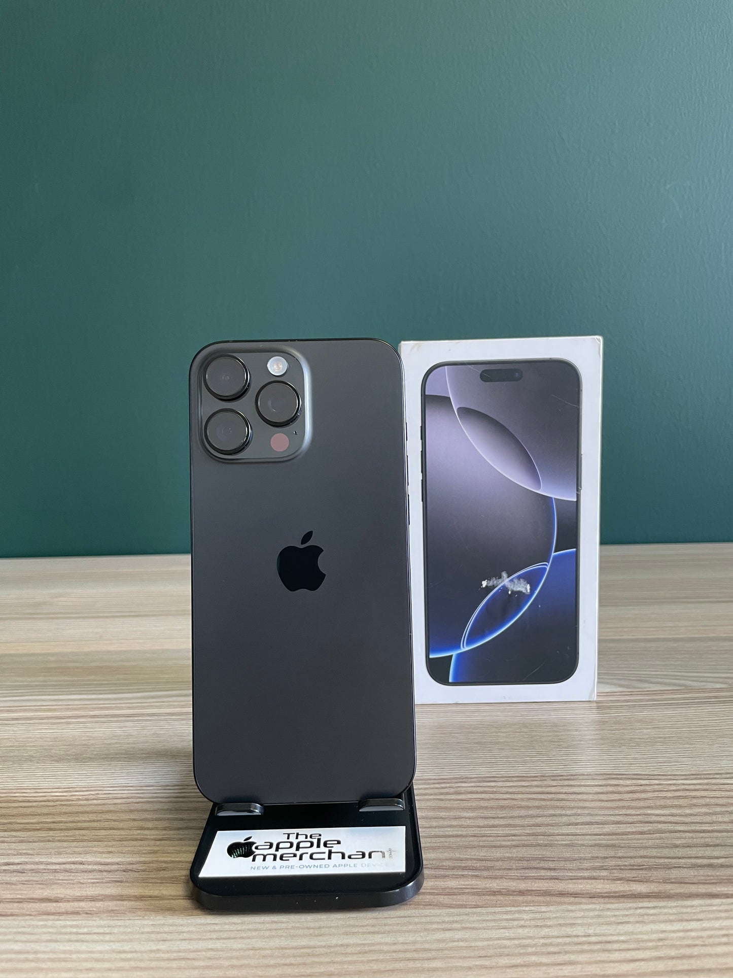 iPhone 16 Pro Max 256GB - Black Titanium (Pre-owned)