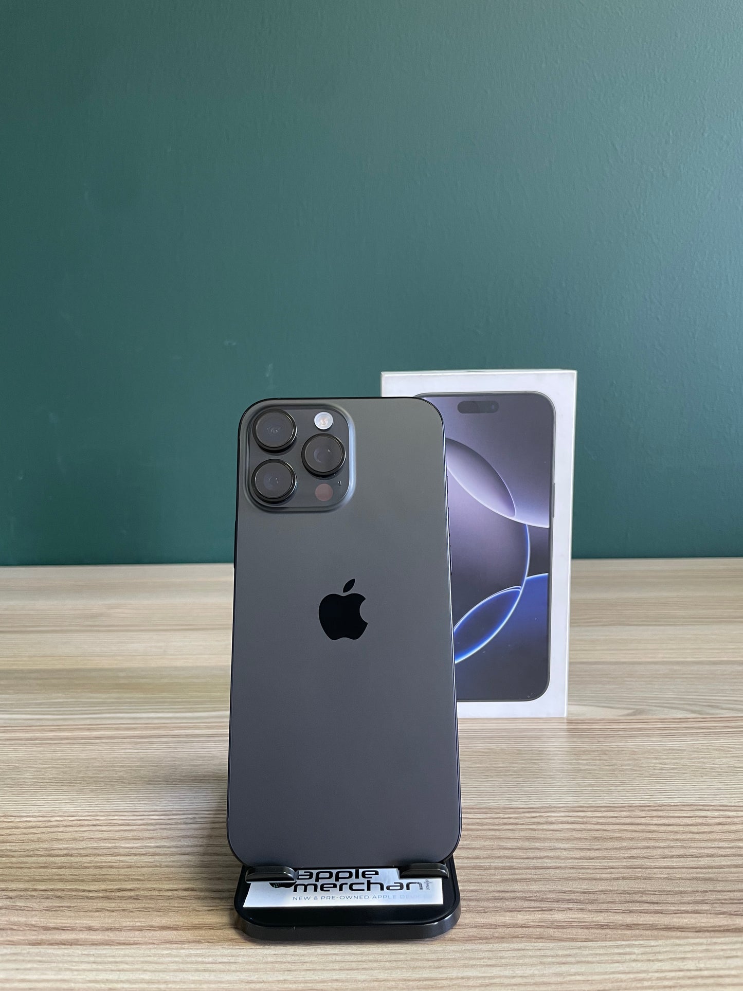 iPhone 16 Pro Max 256GB - Black Titanium (Pre-owned)