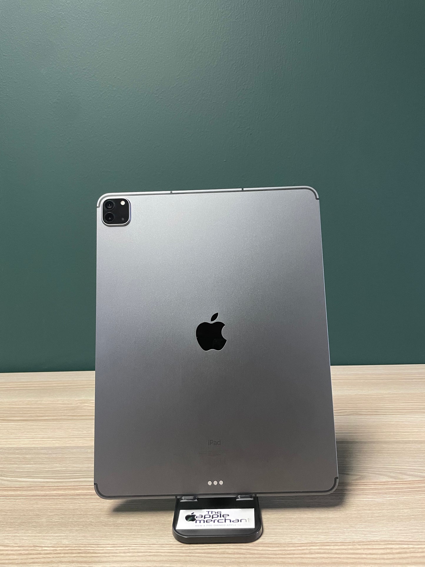 iPad Pro 12.9-inch M1 | Wi-Fi + Cellular | 1TB + Logitech Keyboard - Space Grey (Pre-owned)