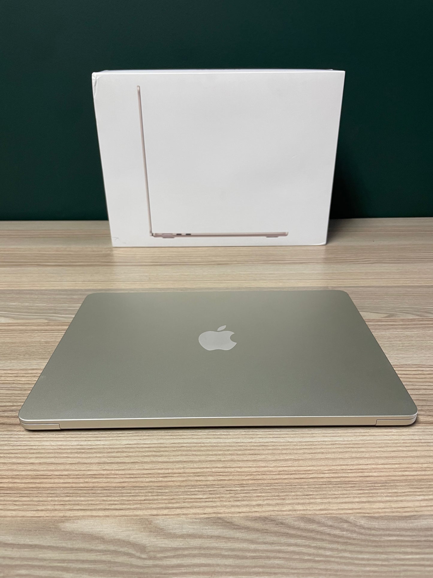 MacBook Air 13-inch | M4 Chip | 256GB | 16GB - Starlight (Pre-owned)