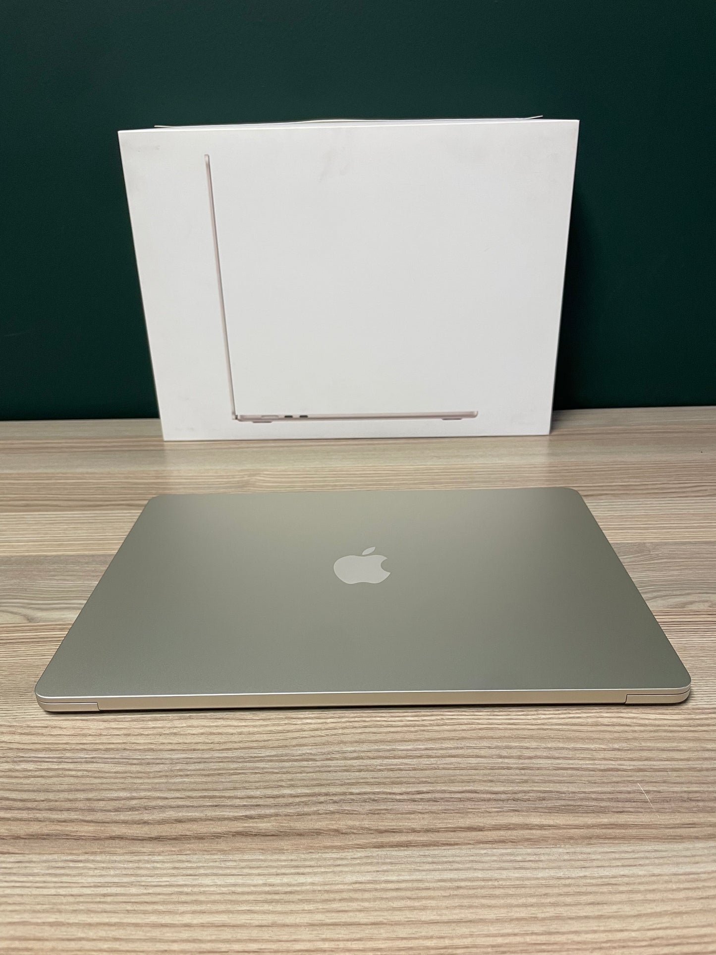 MacBook Air 15-inch | M4 Chip | 256GB | 16GB- Starlight (Pre-owned)