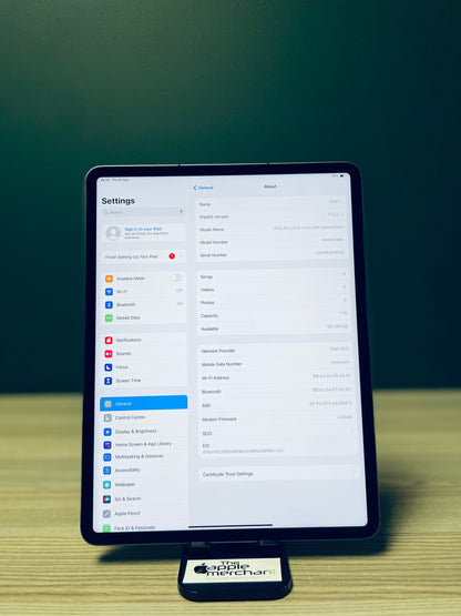 iPad Pro 12.9-inch M1 | Wi-Fi + Cellular | 1TB + Logitech Keyboard - Space Grey (Pre-owned)