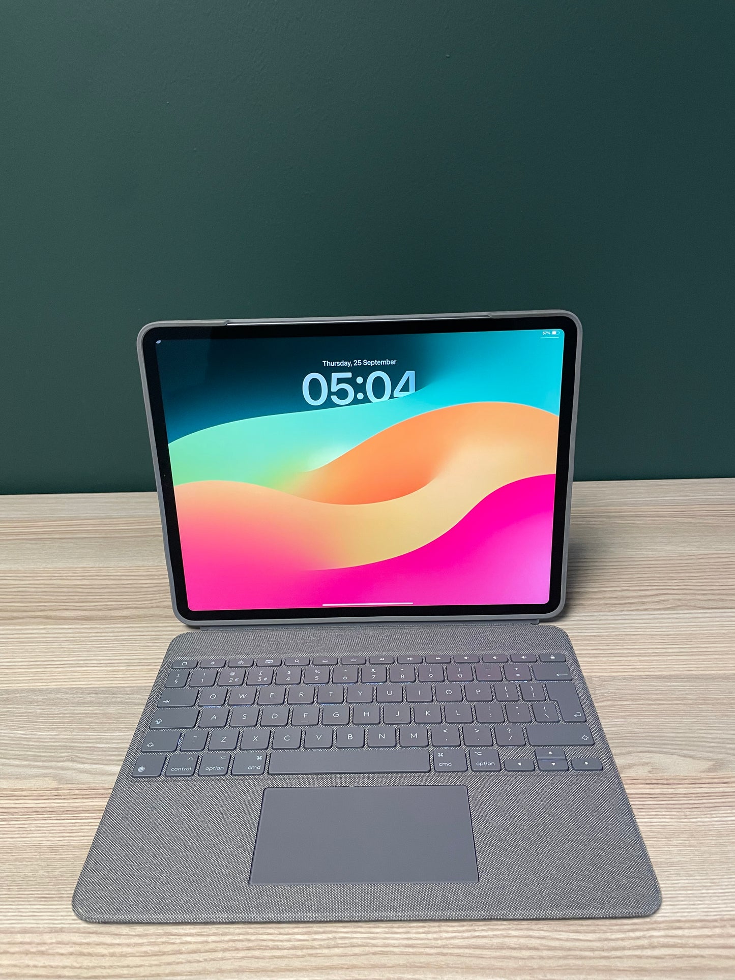 iPad Pro 12.9-inch M1 | Wi-Fi + Cellular | 1TB + Logitech Keyboard - Space Grey (Pre-owned)
