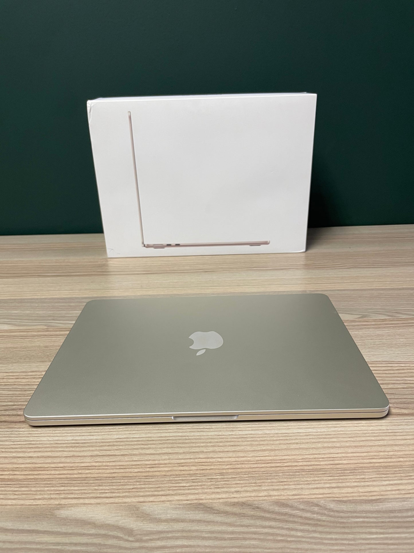 MacBook Air 13-inch | M4 Chip | 256GB | 16GB - Starlight (Pre-owned)