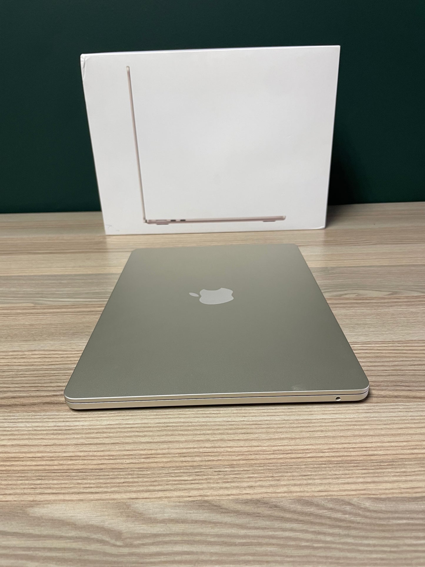 MacBook Air 13-inch | M4 Chip | 256GB | 16GB - Starlight (Pre-owned)