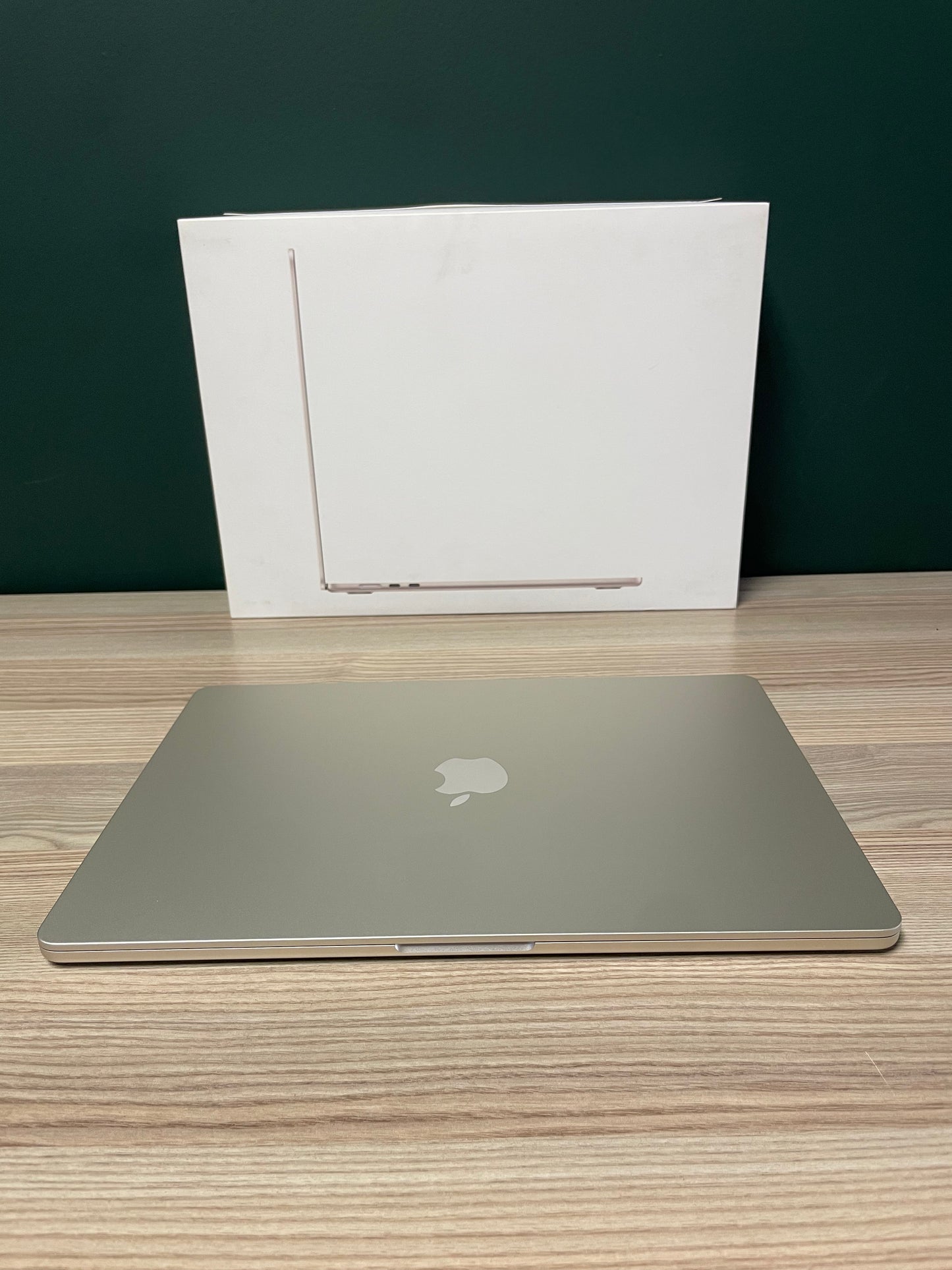 MacBook Air 15-inch | M4 Chip | 256GB | 16GB- Starlight (Pre-owned)