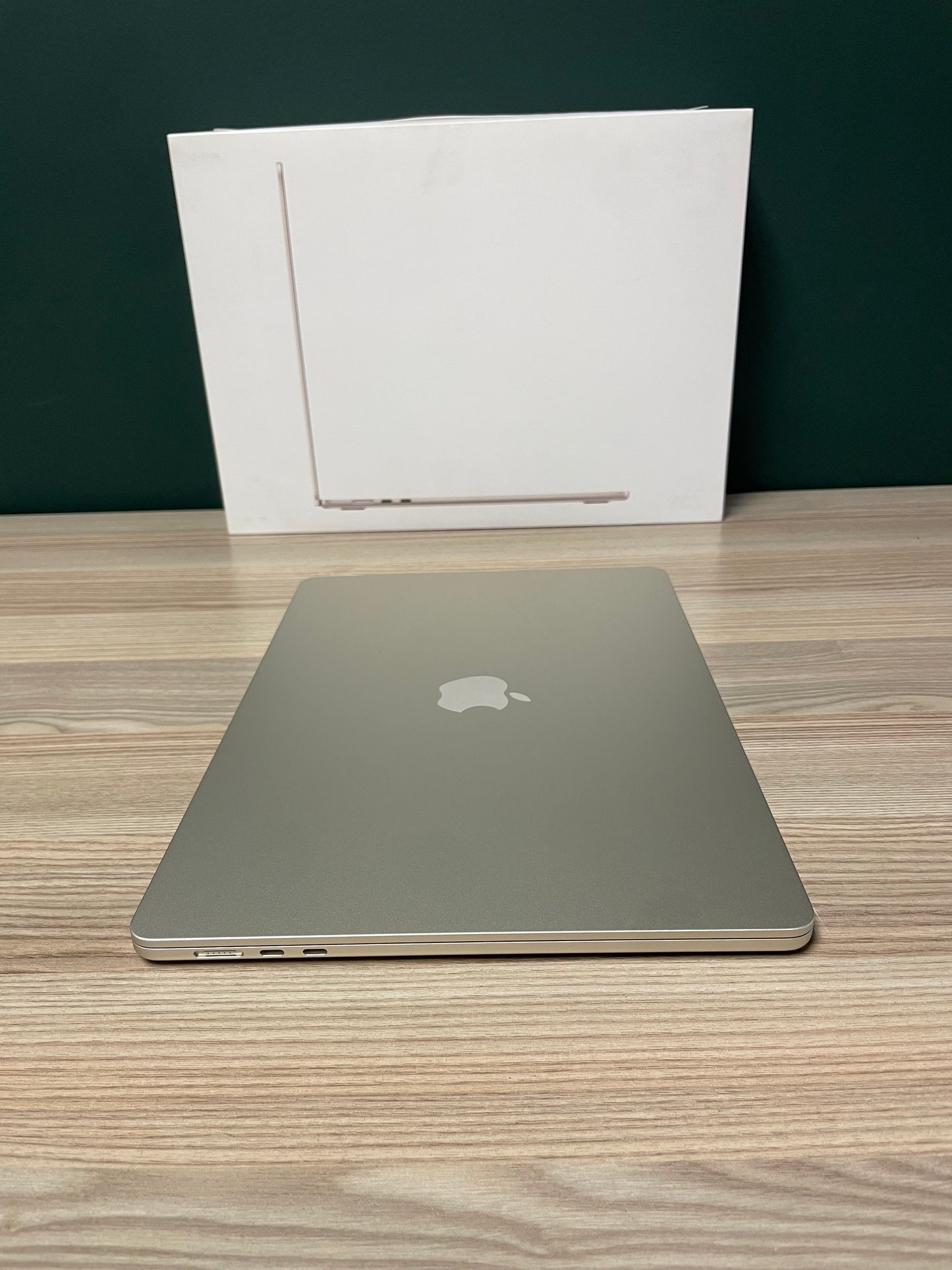 MacBook Air 15-inch | M4 Chip | 256GB | 16GB- Starlight (Pre-owned)