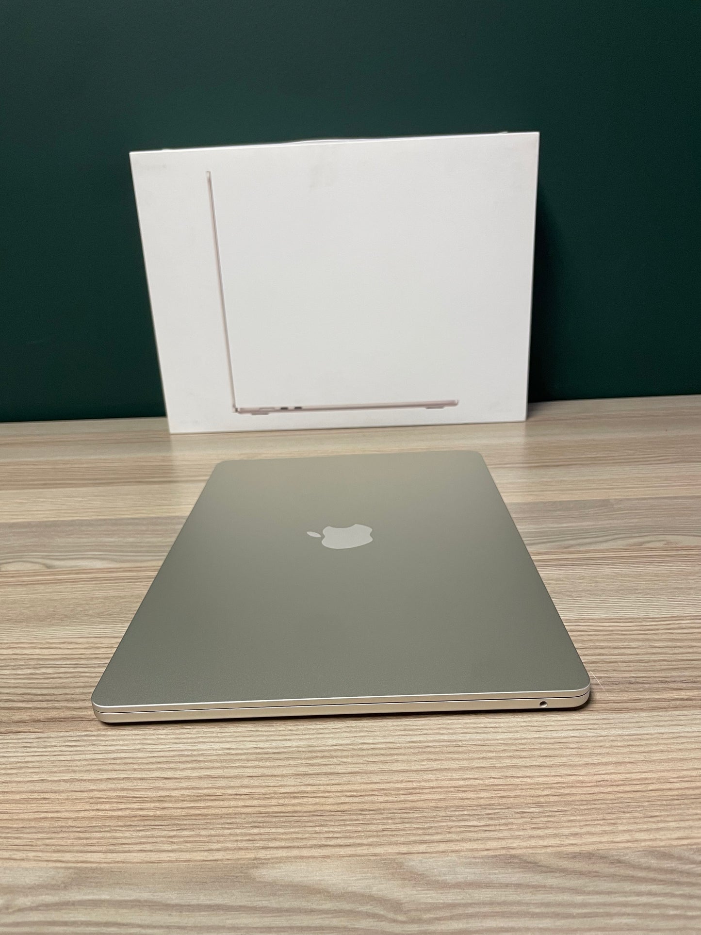 MacBook Air 15-inch | M4 Chip | 256GB | 16GB- Starlight (Pre-owned)