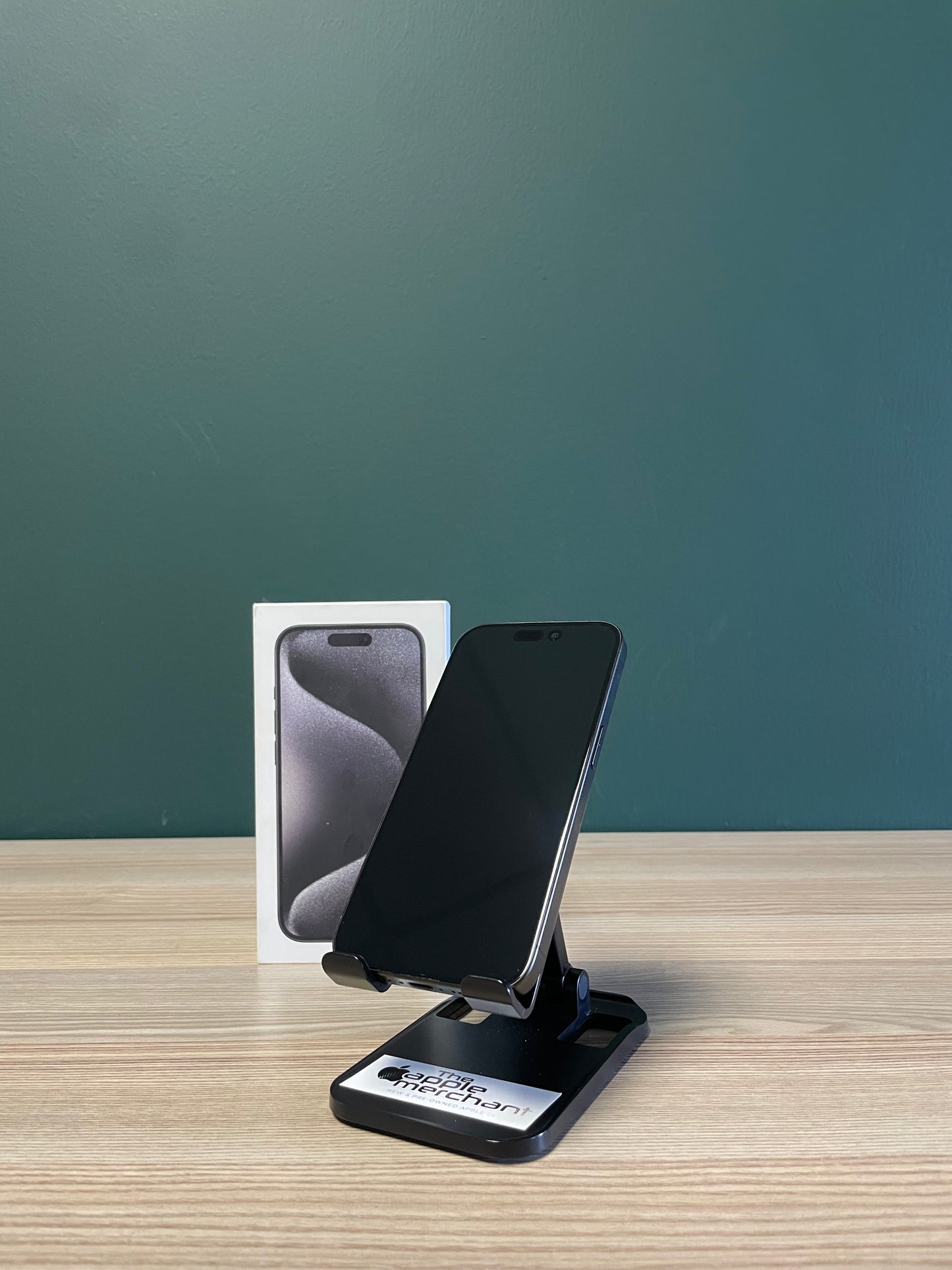 iPhone 15 Pro 256GB - Black Titanium (Pre-owned)