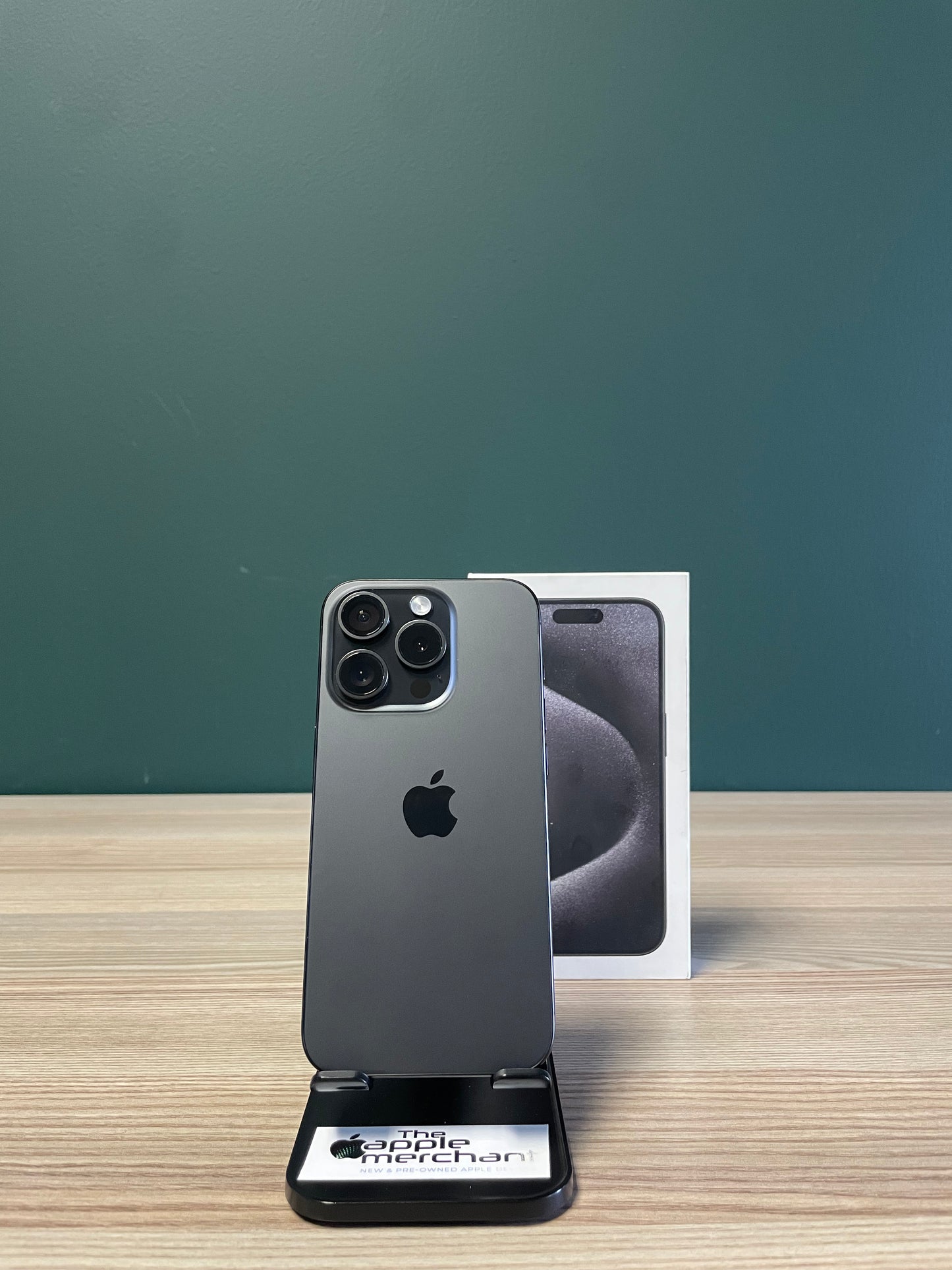 iPhone 15 Pro 256GB - Black Titanium (Pre-owned)