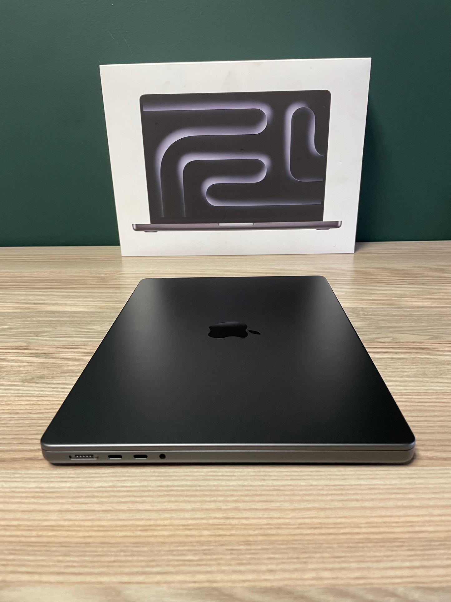 MacBook Pro 14-inch With M4 Chip 512GB | 16GB - Space Black (Pre-owned)