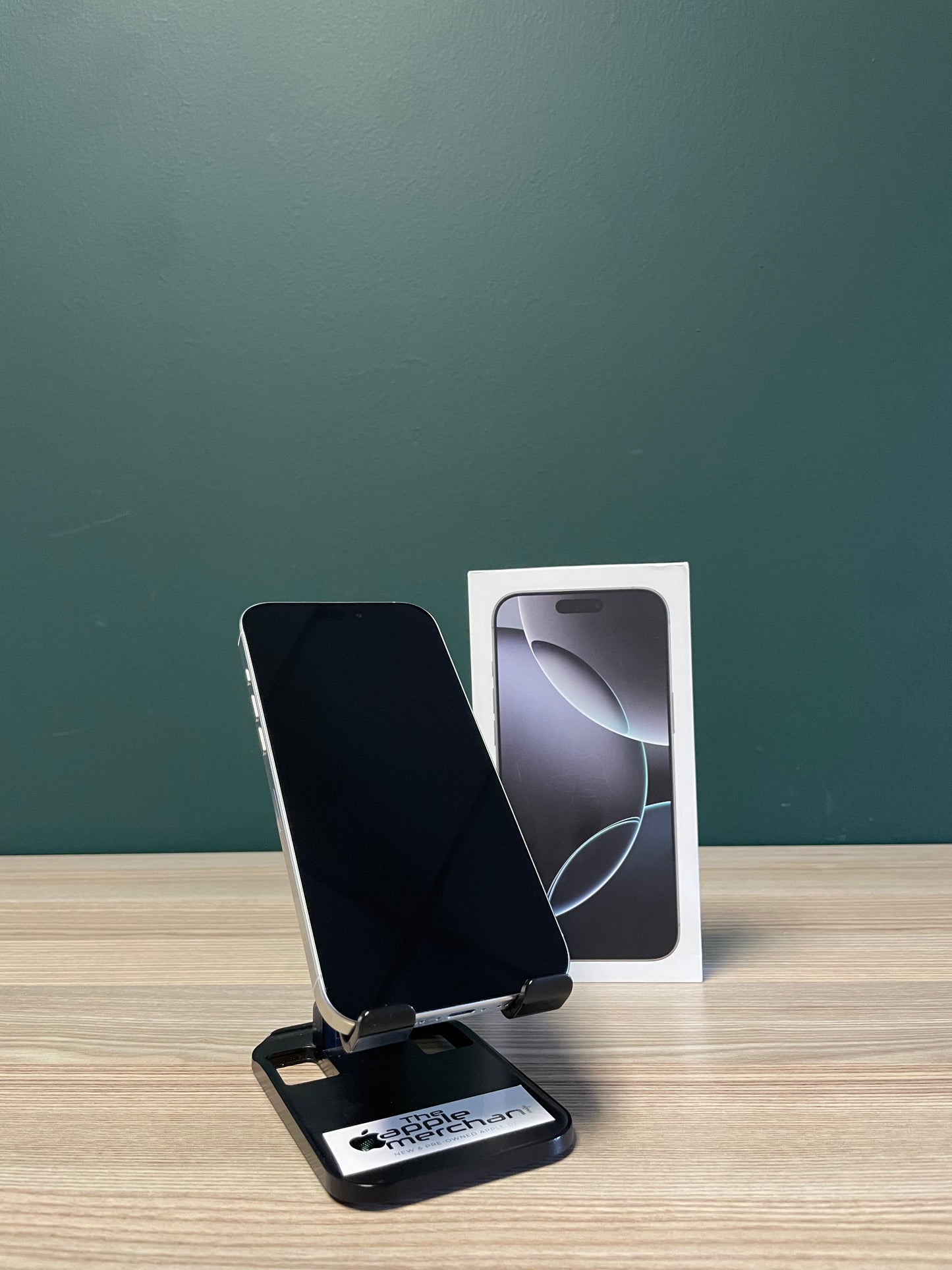 iPhone 16 Pro Max 256GB - White Titanium (Pre-owned)