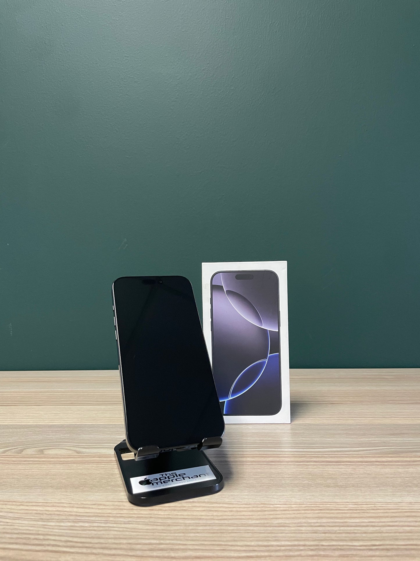 iPhone 16 Pro Max 256GB - Black Titanium (Pre-owned)